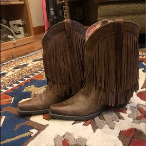 Adorable fringe boots!